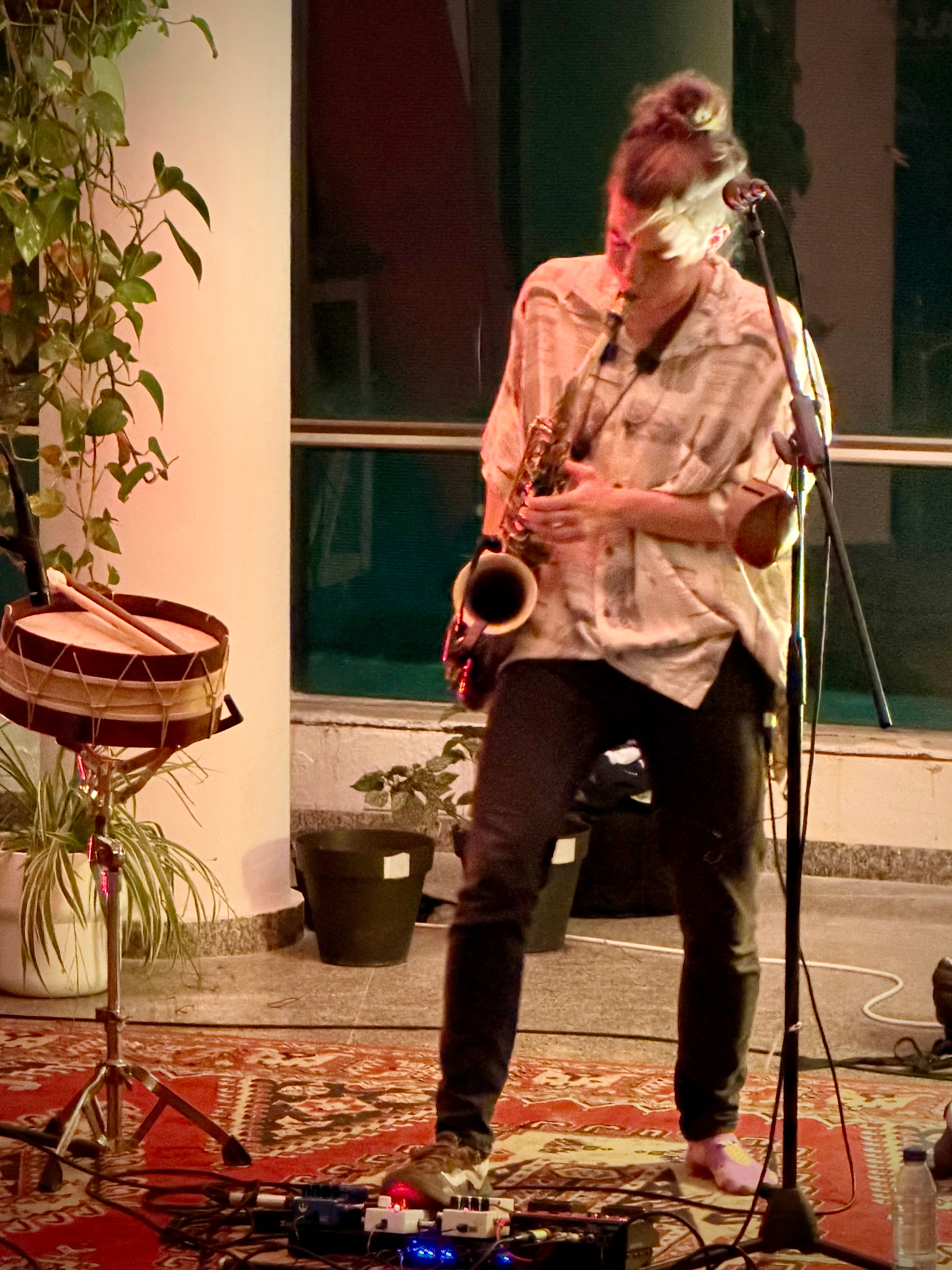 Actuación de Alba Gil Acituno en la fiesta de Malpaís Records